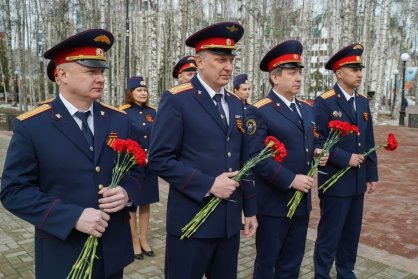 Руководство и сотрудники следственного управления возложили цветы к Вечному огню Мемориала славы